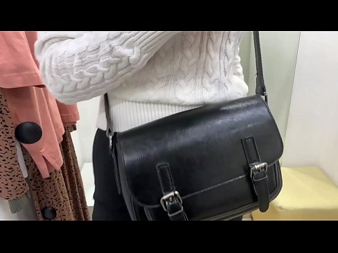 ❤️ Masturbasi umum tina jalang ngora FeralBerry sareng dildo di kamar pas ❤️ Poro kualitas di urang ❌️